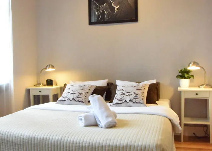 Blooms Boutique By Friendly * 포즈난